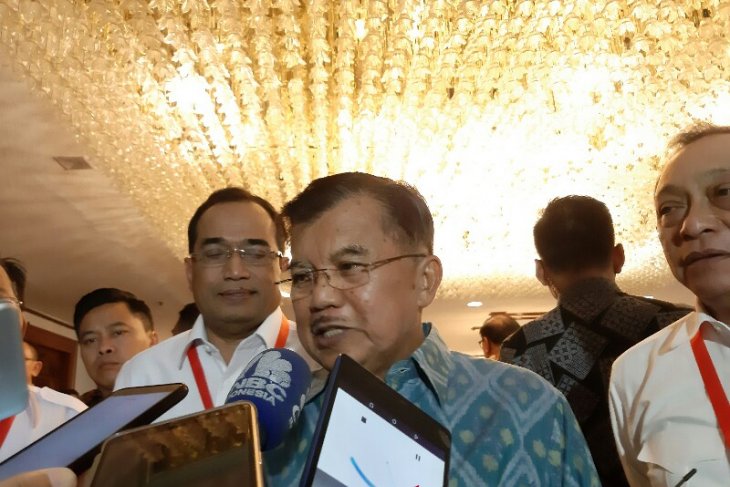 Wakil Presiden Jusuf Kalla didampingi Menteri Perhubungan Budi Karya Sumadi (kiri) usai membuka Seminar dan Dialog Nasional "Kesiapan Tenaga Kerja Indonesia" di Jakarta, Senin (14 Januari 2019. (Foto: Antara/Aji Cakti)