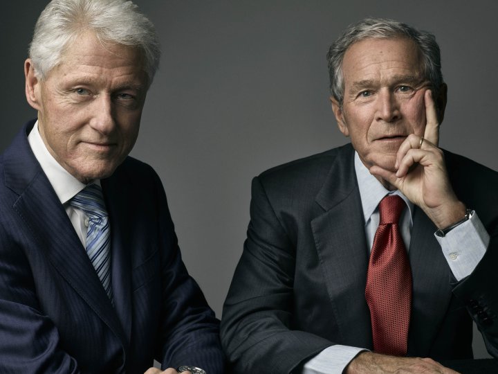 Presiden Bill Clinton dan George H.W Bush. 