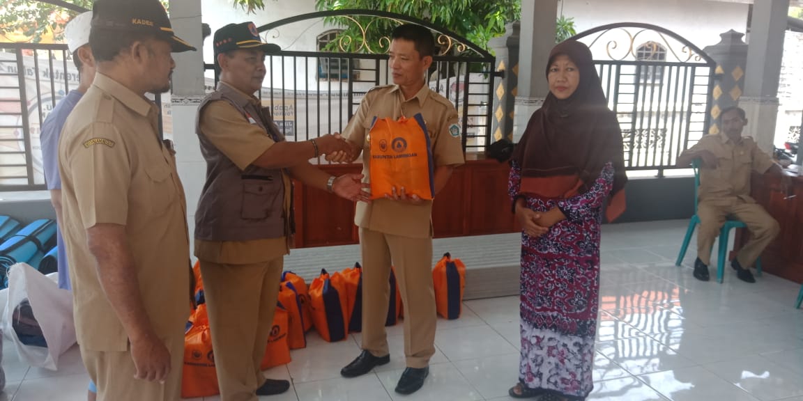 Petugas BPBD memberikan bantuan ke korban puting beliung di Kecamatan Karangbinangun (foto :Totok/ngopibareng.id)