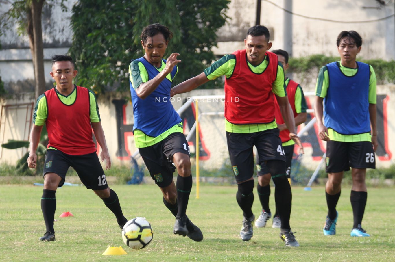 Skuat Persebaya saat latihan di lapangan Polda Jatim, Senin 14 Januari 2019. (Foto: Haris/ngopibareng)