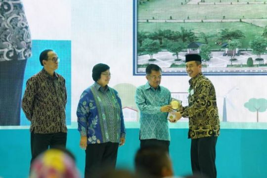 Wakil Bupati Madiun Hari Wuryanto (kanan) saat menerima Penghargaan Adipura tahun 2018 dari Wakil Presiden RI M Jusuf Kalla yang didampingi Menteri Lingkungan Hidup dan Kehutanan Siti Nurbaya Bakar di Auditorium Soedjarwo, Gedung Manggala Wanabakti Jakarta pada Senin (14/1/2019). (Foto: humas Madiun)