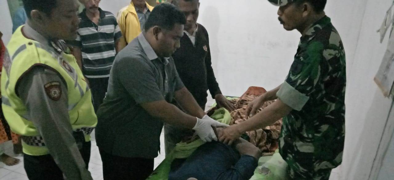 Mulyono saat di periksa petugas medis. Dipastikan meninggal karena tenggelam di rawa. (Foto: Totok/ngopibareng.id)