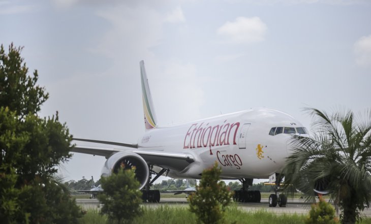   Pesawat kargo Ethiopian Airlines yang diturunkan secara paksa oleh TNI AU terparkir di Bandara Hang Nadim, Batam, Kepulauan Riau, Senin 14 Januari 2019). Dua pesawat F-16 Skadron Udara 16 Lanud Roesmin Nurjadin melakukan 'force down' (penurunan paksa) pesawat kargo Ethiopian Airlines ke Bandara Hang Nadim Batam saat masuk wilayah udara NKRI tanpa izin. (Foto: Antara/M N Kanwa/pras)