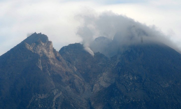 Kepulan asap putih keluar dari puncak Gunung Merapi terlihat dari Balerante, Kemalang, Klaten, Jawa Tengah, Senin 14 Januari 2019. Menurut data pengamatan Balai Penyelidikan dan Pengembangan Teknologi Kebencanaan Geologi (BPPTKG) pada Minggu, 13 Januari pukul 00.00-24.00 WIB terjadi guguran sebanyak 73 kali dengan tingkat aktivitas Gunung Merapi pada level II atau Waspada. (Foto: Antara/Aloysius Jarot Nugroho)