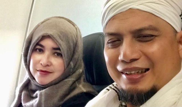 Ustadz Arifin Ilham dan istri pertama, Wahyuniati Al-Waly.