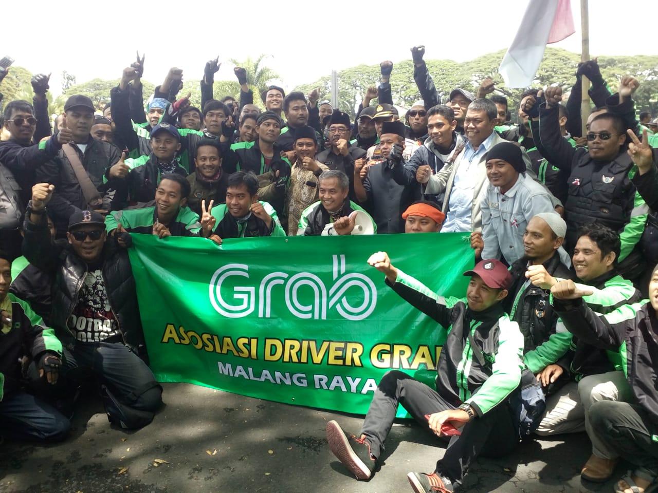 Pengemudi Grab yang aksi. (Foto: Umar/ngopibareng.id)