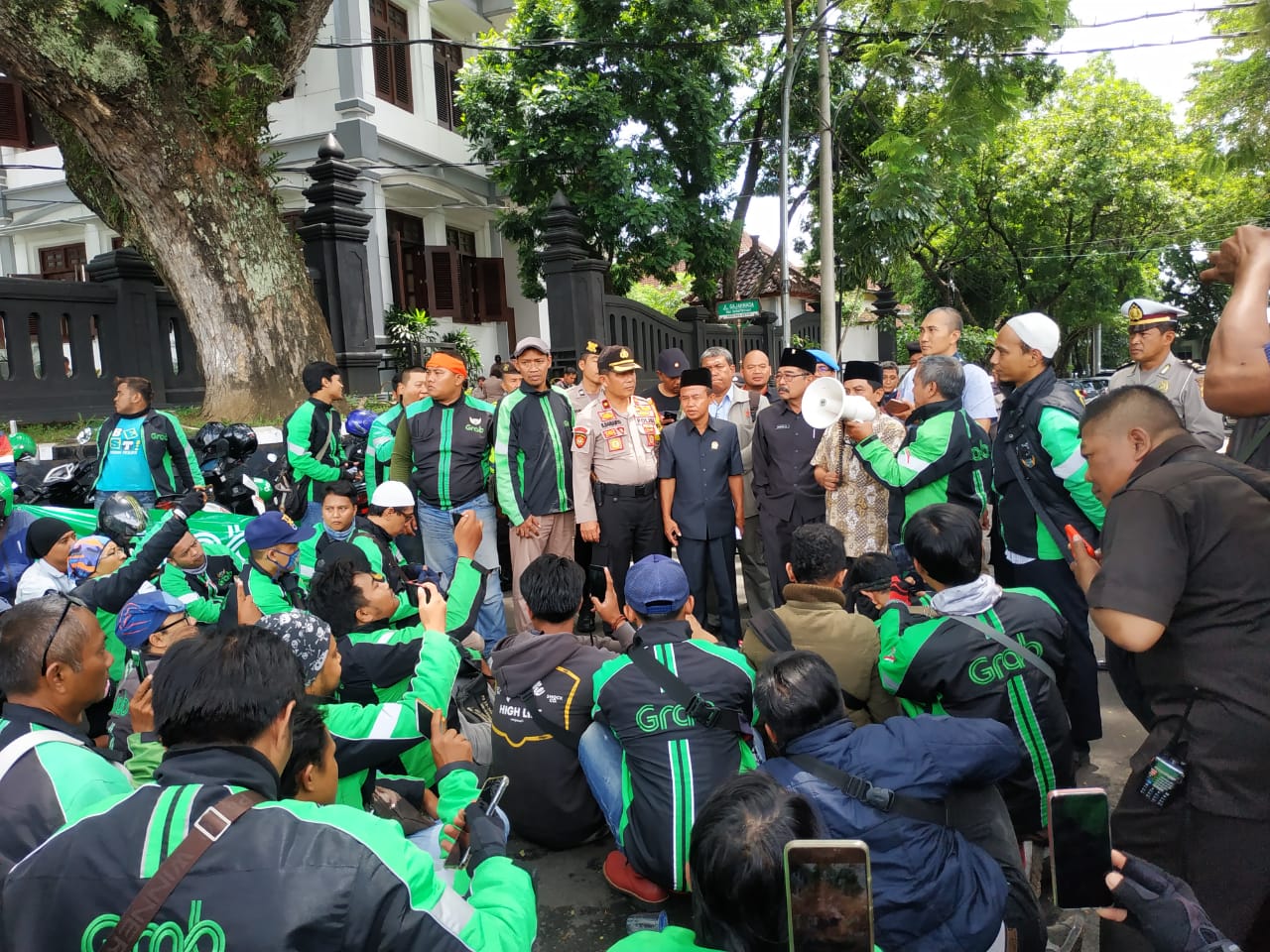 Demo grab di Malang yang menuntut peningkatan kesejahteraan. (Foto: Umar/ngopibareng.id)