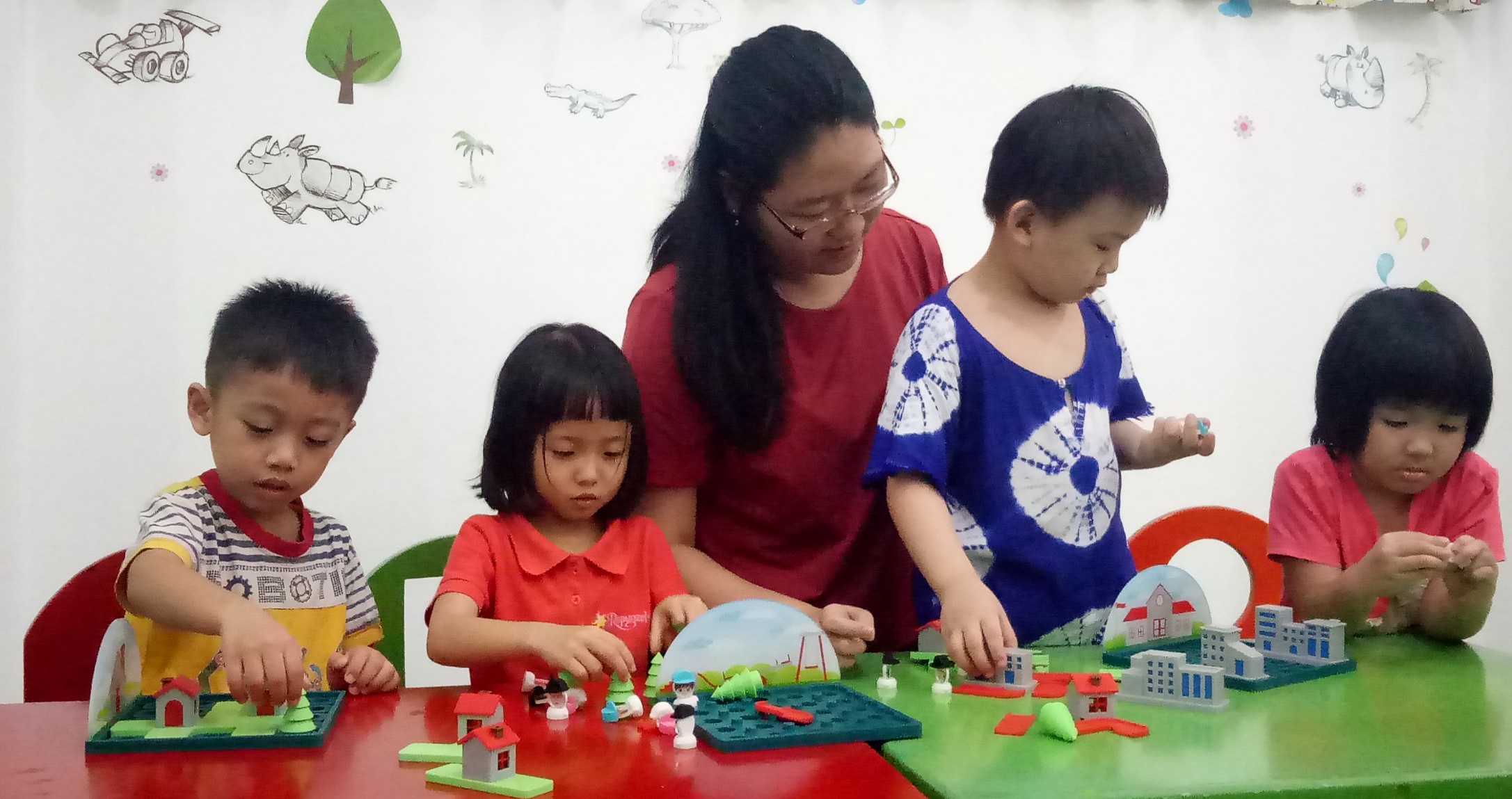 Shindy Arista saat mengajari anak-anak bermain Ratokid dengan set sekolah, rumah dan taman bermain (Foto: Pita/ngopibareng.id)