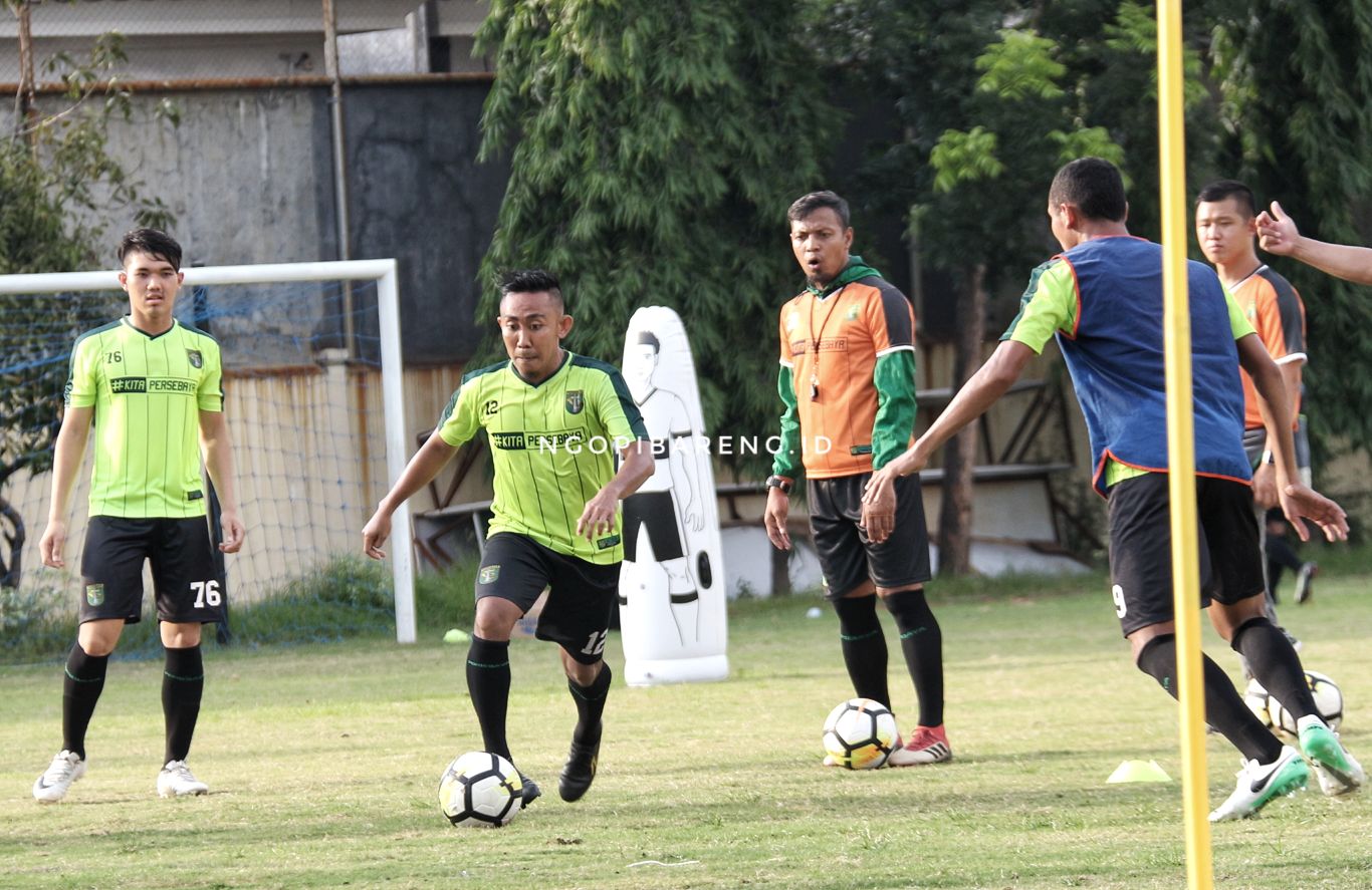 Skuat Persebaya saat berlatih di lapangan Polda Jatim. (foto: Haris/ngopibareng)