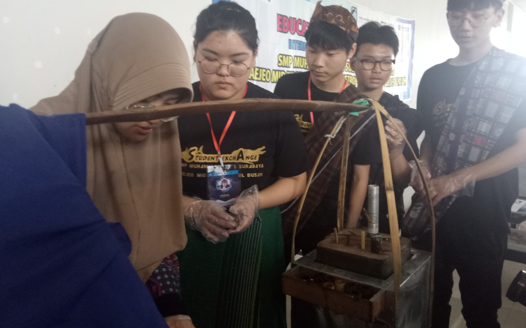 Pelajar Indonesia mengajari pelajar korea untuk membuat kue putu, Selasa, 15 Januari 2019. (Foto: Pita /ngopibareng. Id) 