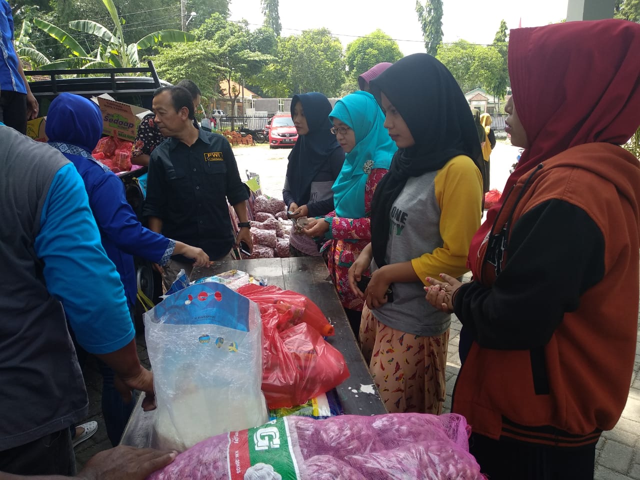 Warga berebut paket sembako murah (Foto :Totok/Ngopibareng.id)