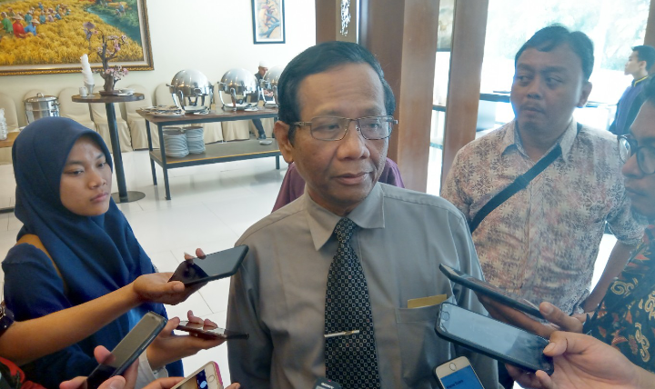 Mahfud MD usai menghadiri Sarasehan Kebangsaan di Hotel Mercure, Surabaya, Rabu, 16 Januari 2019. (Foto: Farid/ngopibareng.id)