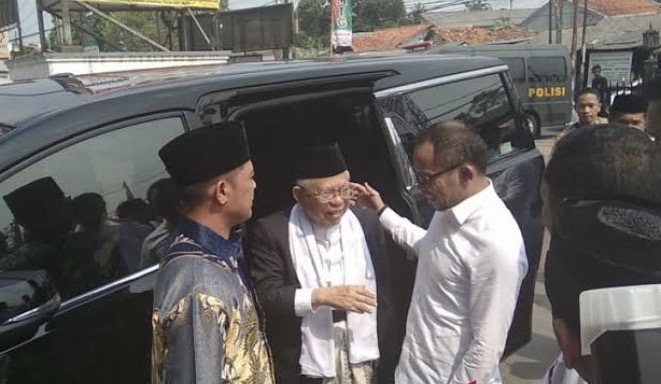 Cawapres RI Ma'ruf Amin (jas abu-abu) saat menghadiri Haul Tuan Syeikh Abdul Qodir Jaelani di Pondok Pesantren Roudhoh Al-Hikam, Cibinong, Sabtu (5/1). (Foto: dok/antara)