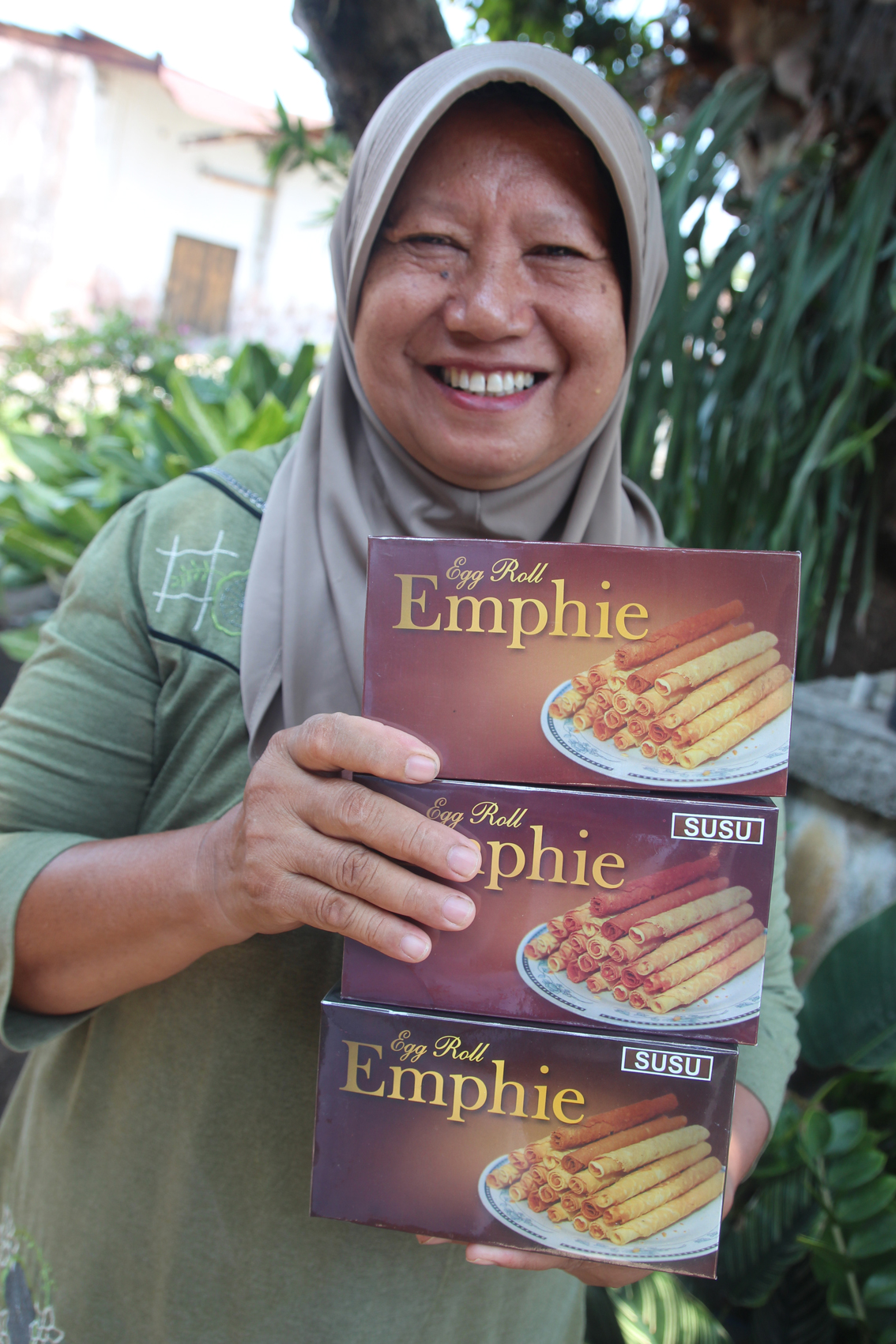 Bu Sri. Sri Handayani lengkapnya. Di lingkungan sekitarnya dia lebih dikenal dengan panggilan Bu Eggrool. (Foto:WidiKamidi/ngopibareng.id)