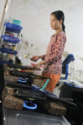 Cukup sederhana peralatan produksinya, tapi jangan tanya rasanya, wuih bukan main kalau sudah sampai diujung lidah. (Foto:Widikamidi/ngopibareng.id)