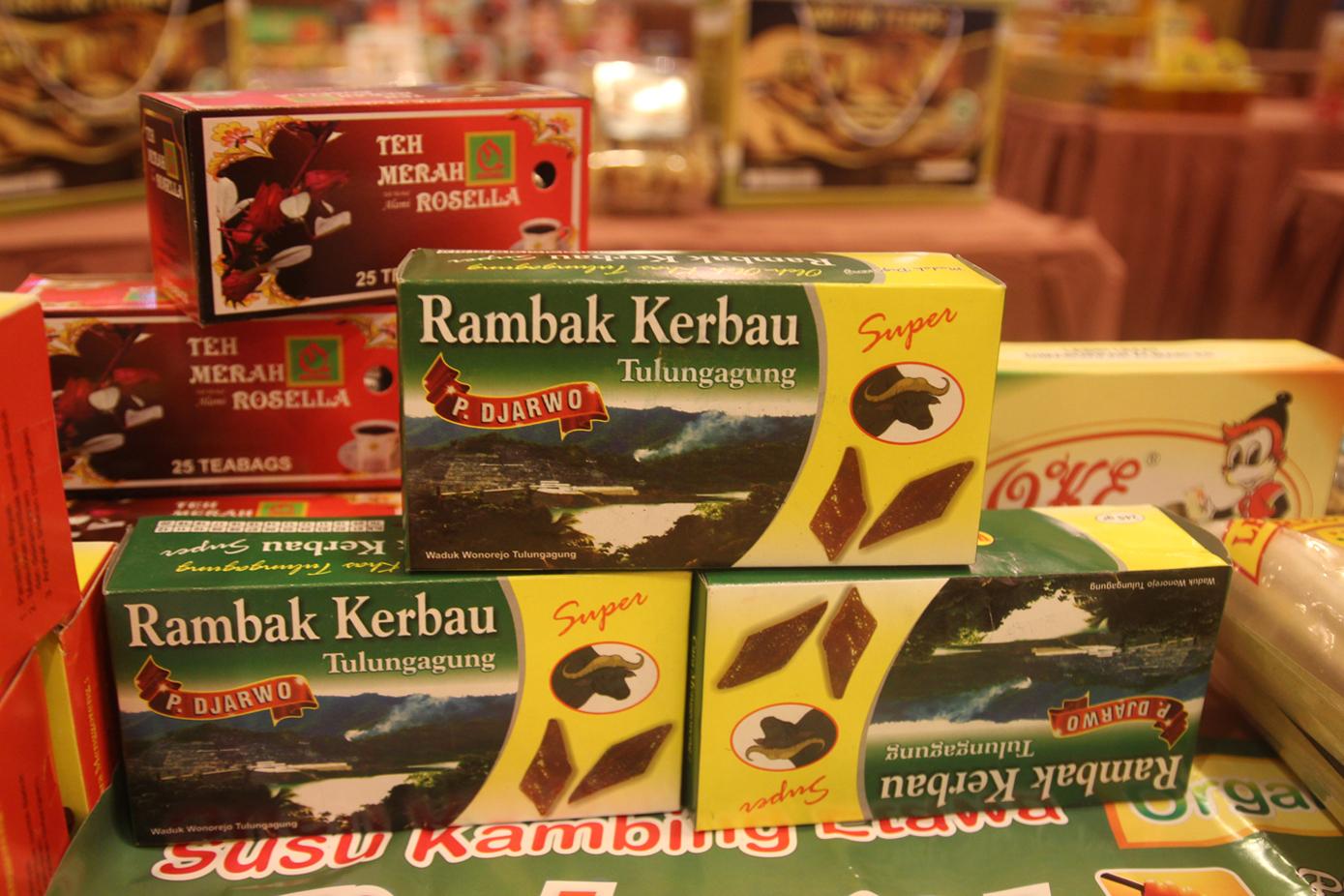 Susu kambing, rambak kerbau, siapa tidak ingin membeli kalau sudah begini. (Foto:WidiKamidi/ngopibareng.id)