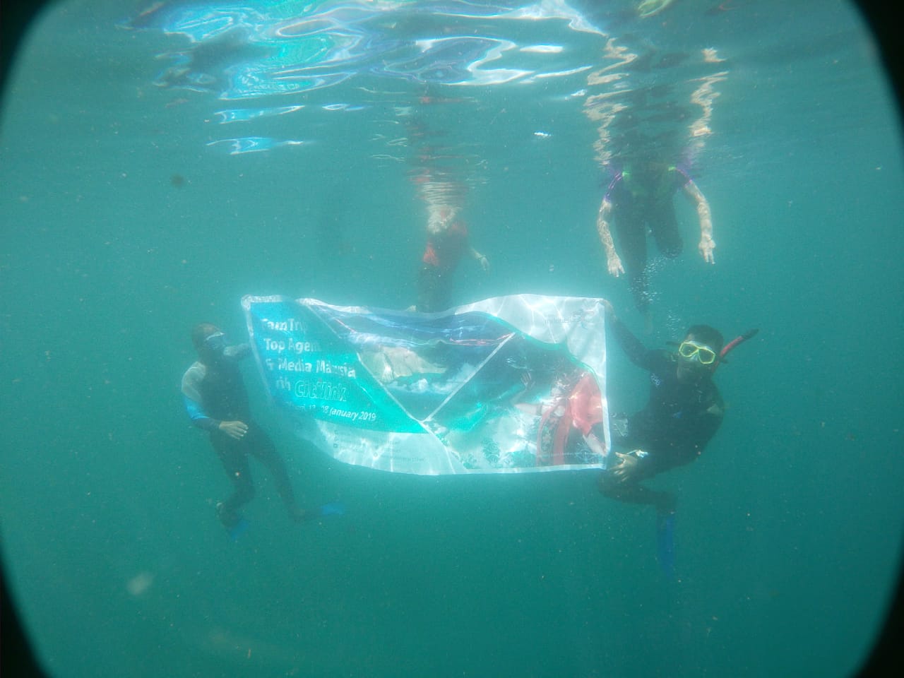 Secara berkelompok bisa berfoto bersama di bawah laut. (Foto:Famtrip/Istimewa)