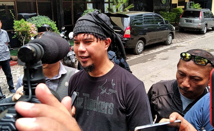 Ahmad Dhani Prasetyo saat di Mapolda Jatim hari ini Kamis, 17 Januari 2019.  (Foto: Roesdan/ngopibareng id)
