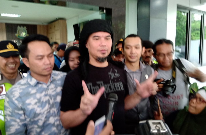 Ahmad Dhani setibanya di Kejari Surabaya, Kamis, 17 Januari 2019. (foto: farid/ngopibareng.id) 