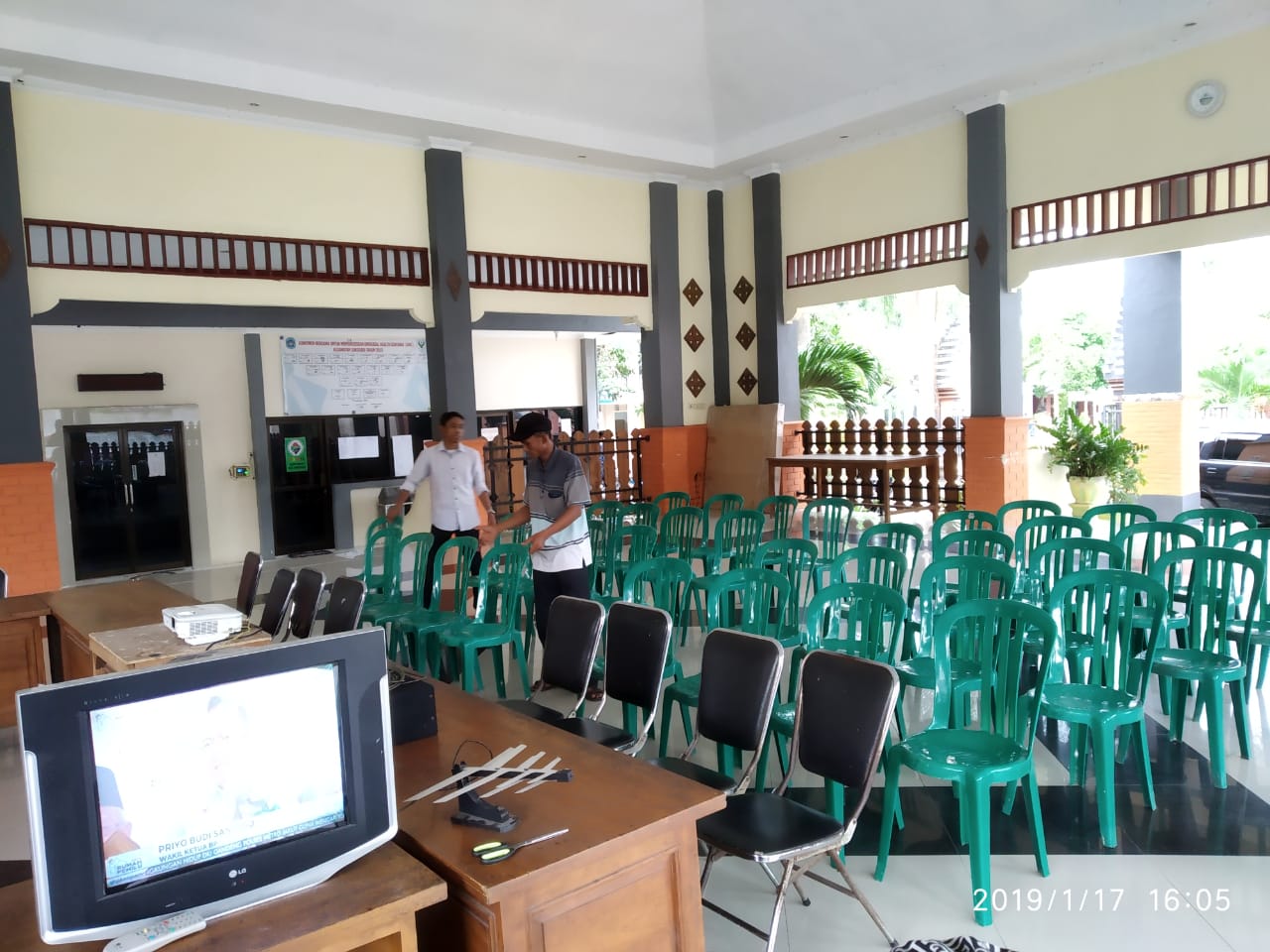 Persiapan nonton bareng debat capres cawapres di Kecamatan Sukodadi. (Foto: Totok/ngopibareng.id)