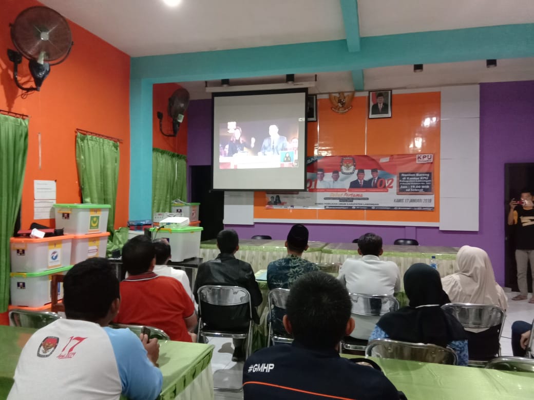 Gayeng mewarnai Nobar Capres di kantor KPU Lamongan (Foto:Totok/ngopibareng.id)