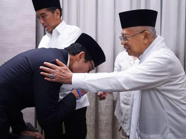 Aksi cium tangan Cawapres Sandiaga Uno pada Ma'ruf Amin. (Foto: twitter/SandiUno)