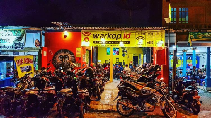 Bukan main ramenya, parkir pun full. (Foto:Istimewa/warkop.id)