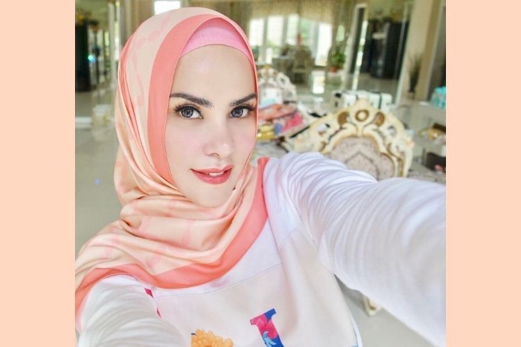 Angel Lelga mengaku menyiasati perut buncit kehamilannya dengan memakai baju-baju longgar.