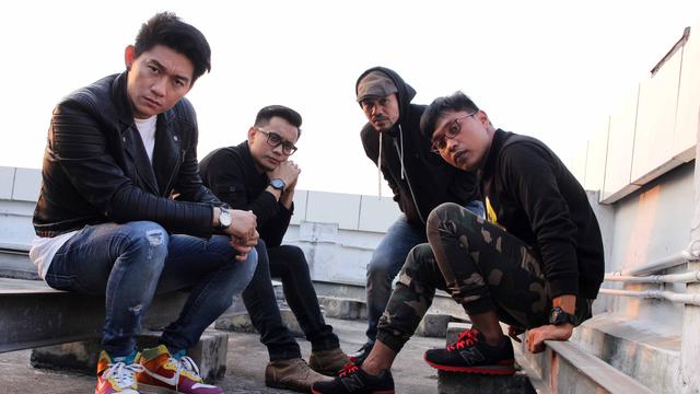 Ifan bersama mendiang personel band Seventeen, yakni Bani, Andi, dan Herman.