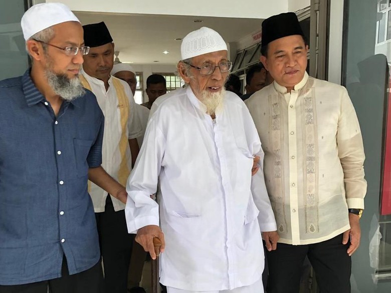 DIJENGUK: Abu Bakar Ba'asyir ketika dijenguk Yusril Ihza Mahendra. (Foto: yim for ngopibareng.id)