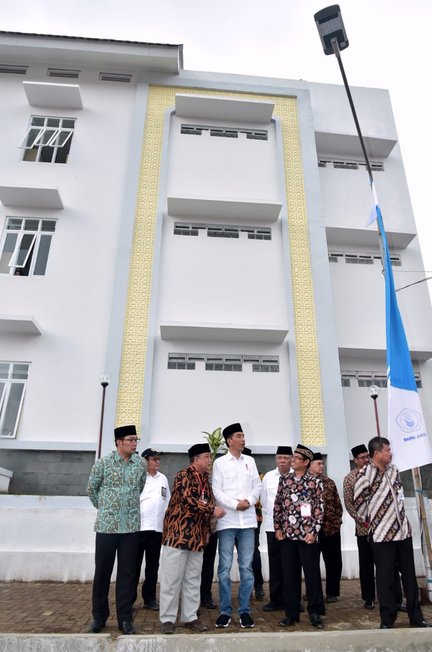 Presiden saat meninjau Rusun di komplek Pondok Pesantren Darul Arqom Muhammadiyah Garut Jabar. (Foto: Biro Pers Setpres)