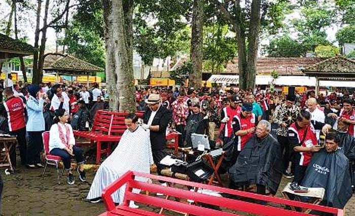 Presiden Jokowi  saat cukur rambut di  Situ Bagendit ,Garut hari Sabtu pagi. (Foto:OkeZone)