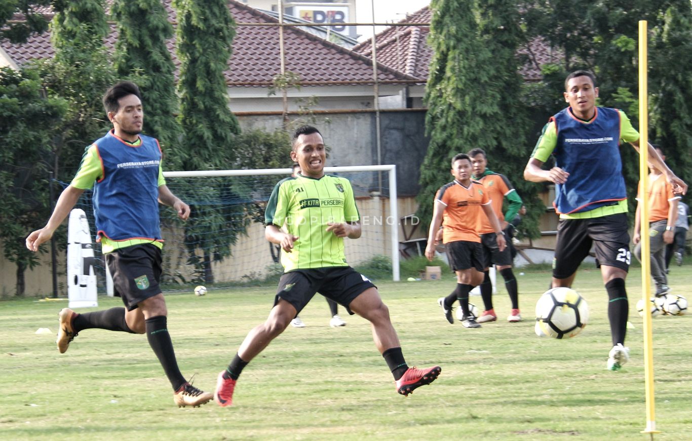 Winger Persebaya, Irfan Jaya (tengah). (Foto: Haris/ngopibareng.id)