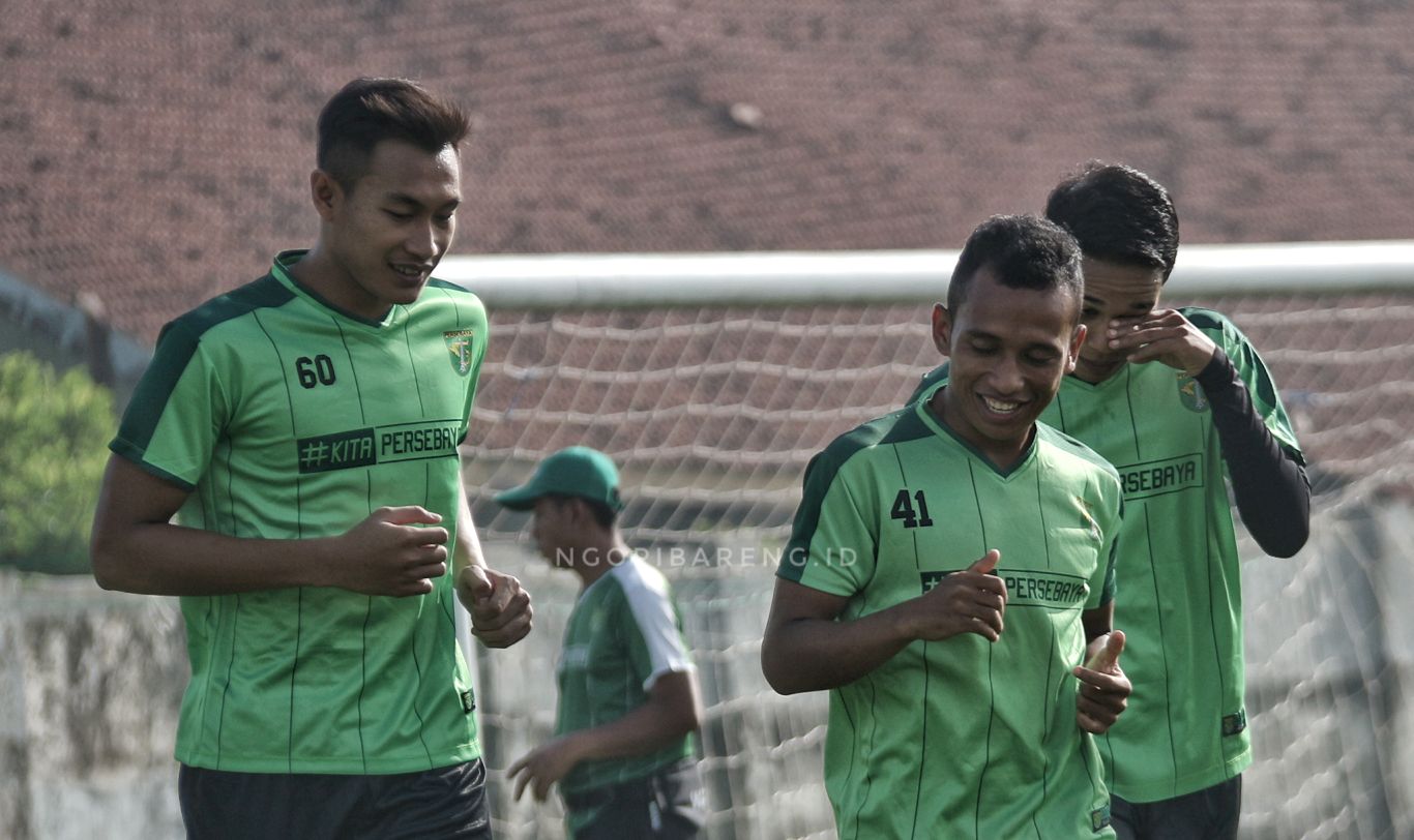 Hansamu Yama (kiri) bersama Irfan Jaya (kanan). (Foto: Haris/ngopibareng.id)