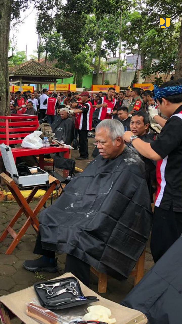 Menteri PUPR yang ikut dipangkas rambutnya oleh tukang cukur Garut. (Foto: PUPR)