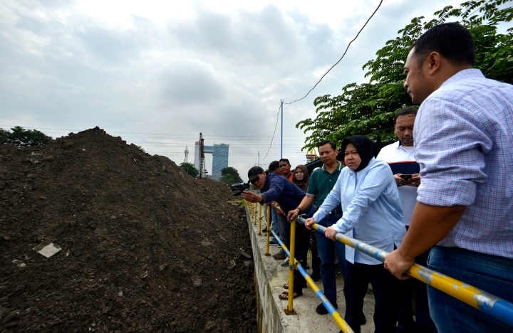 Risma melakukan sidak proyek underpass bundaran satelit, Sabtu, 19 Januari 2019.