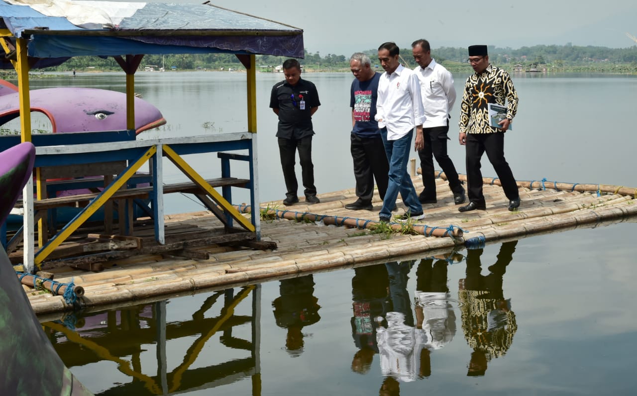 BERSAMA: Presiden Jokowi bersama Menteri PU dan Perumahan Rakyat Basuki Hadimuljono, Menteri Sosial Agus Gumiwang Kartasasmita, dan Gubernur Jawa Barat Ridwan Kamil. (Foto: setneg for ngopibareng.id)