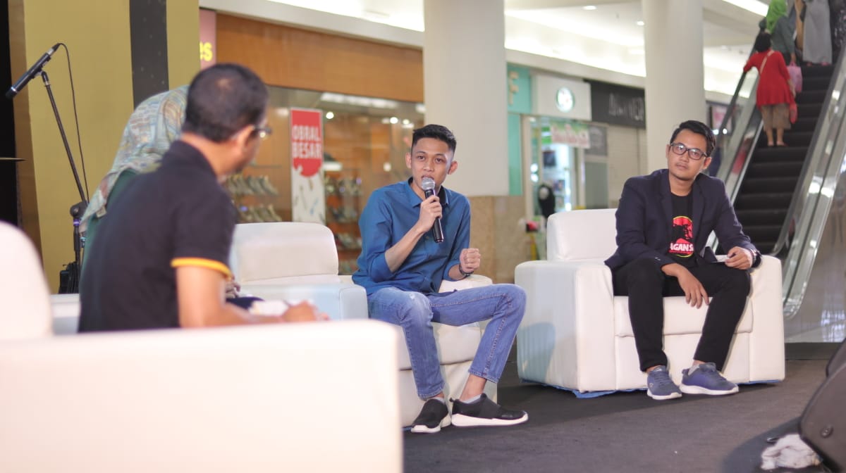 PRESENASI: Digital Marketing ngopibareng.id, Faris Mujadid  saat hadiri acara Pegadaian di Royal Plaza, Surabaya, Sabtu 19 Januari 2019. (foto: Haris/ngopibareng.id)