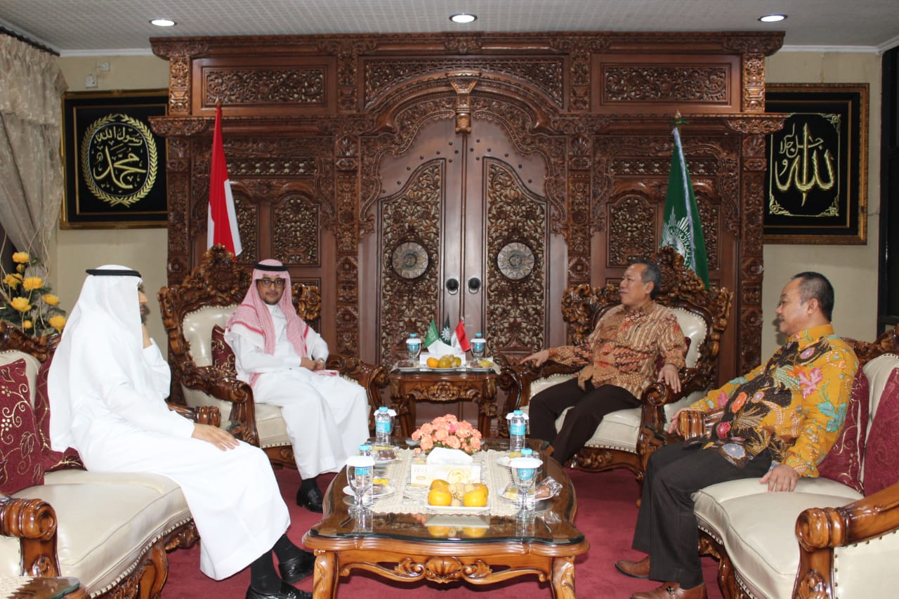 Kuasa Usaha Duta Besar Kerajaan Arab Saudi (KSA) untuk Republik Indonesia Mr. Yahya Al-Qahtani bersama Syafiq Mughni dan Sekretaris Umum PP Muhammadiyah Abdul Mu'ti. (Foto: md for ngopibareng.id)