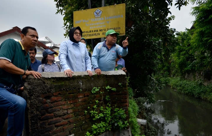 Wali Kota Surabaya Tri Rismaharini melakukan tinjauan saluran air di kawasan Jalan Simo Hilir, Sabtu, 19 Januari 2019. (foto: farid/ngopibareng.id) 