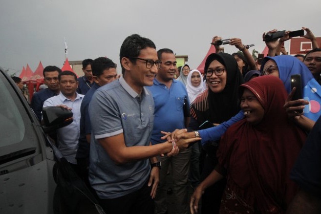 Cawapres Sandiaga Uno ketika menyapa nelayan Kenjeran, Surabaya. (Foto: Antara)