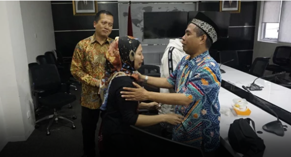 PROSES PANJANG: Siti Nurhidayah disambut keluarganya. (foto: Kemenlu for ngopibareng.id)