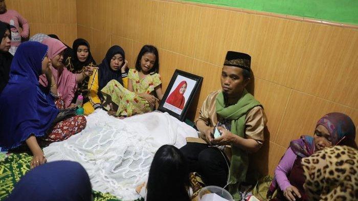 Ustadz Maulana berada disamping jenazah istrinya, Nuraliyah Ibnu Hajar.