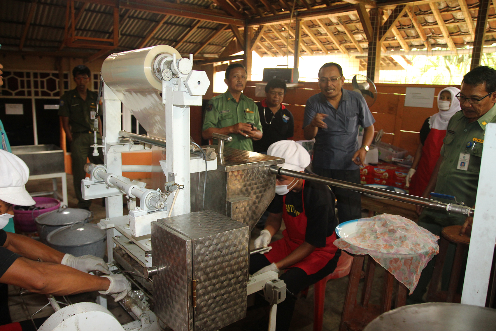 Pemrosesan Janggelan di Ngrayun dengan mengutamakan kebersihan dan higienistas meski di atas gunung dengan peralatan semi manual dan sederhana. (Foto:WidiKamidi/ngopibareng.id)