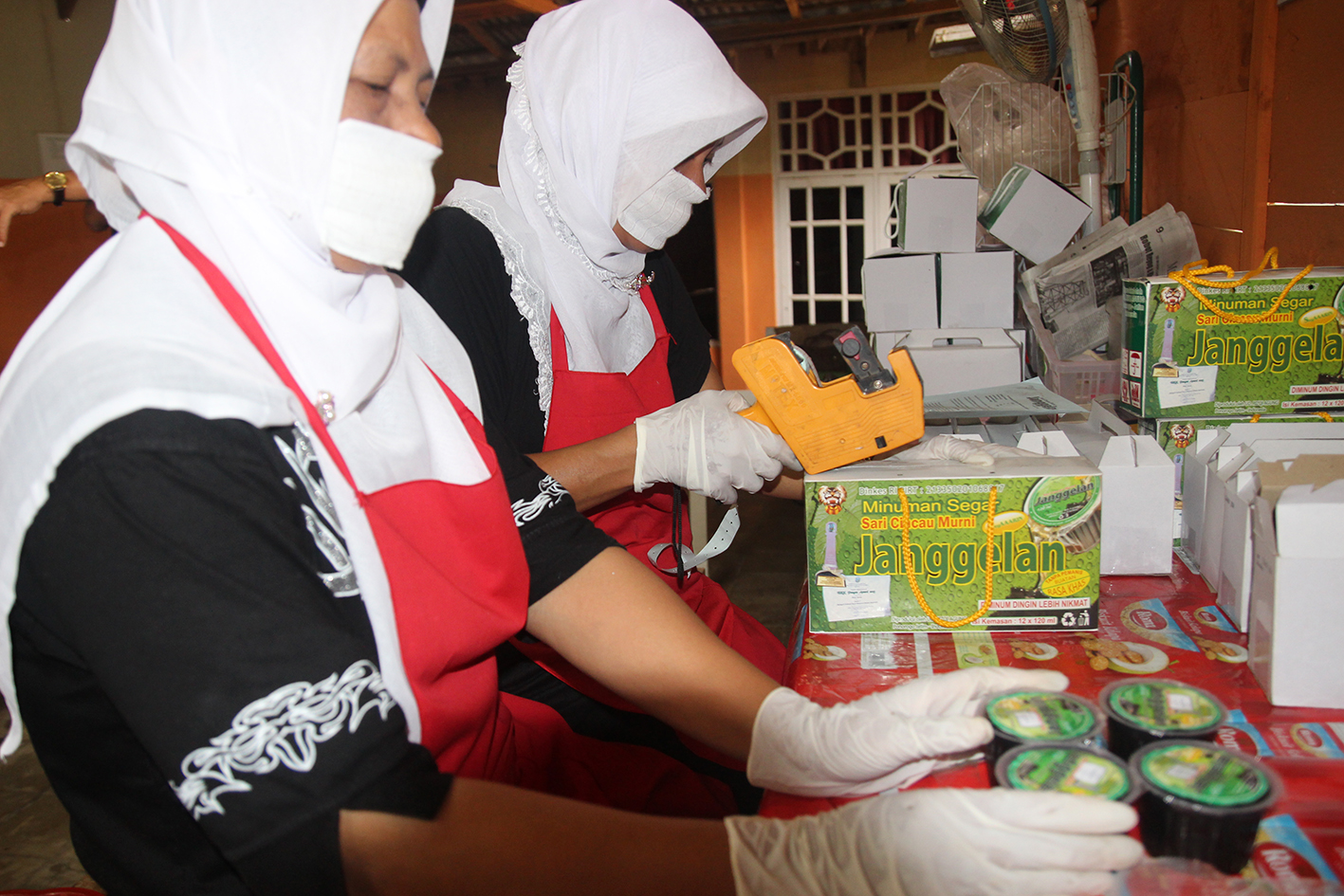 Di atas gunung di pelosok Ponorogo ada kreatif yang ditawarkan oleh orang-orang nggunung. Mereka berkelompok kemudian memproduksi minuman segar dengan bahan baku janggelan. (Foto:WidiKamidi/ngopibareng.id)