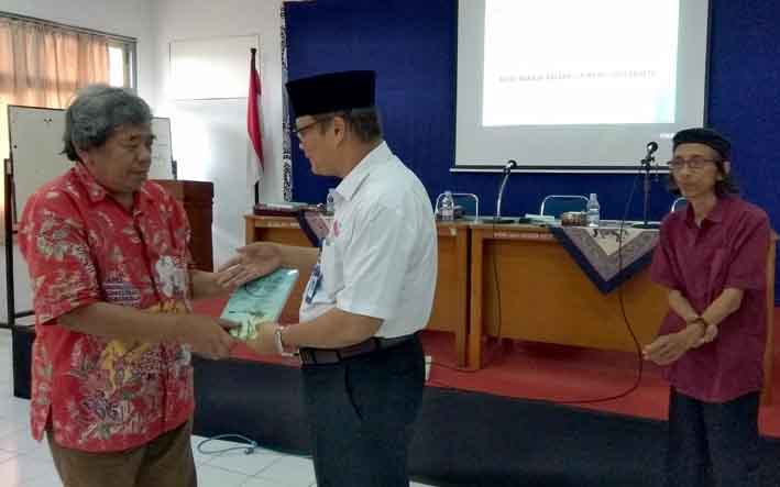 Kepala Balai Bahasa Yogyakarta Pardi Suratno M Hum menyerahkan buku Mider ing Rat kepada seorang cerpenis Yogya Mustofa W Hasyim.