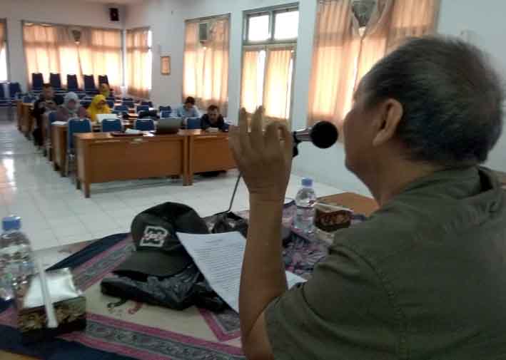 Prof Dr Faruk HT menjadi narasumber saat peluncuran dan bedah buku Mider ing Rat.