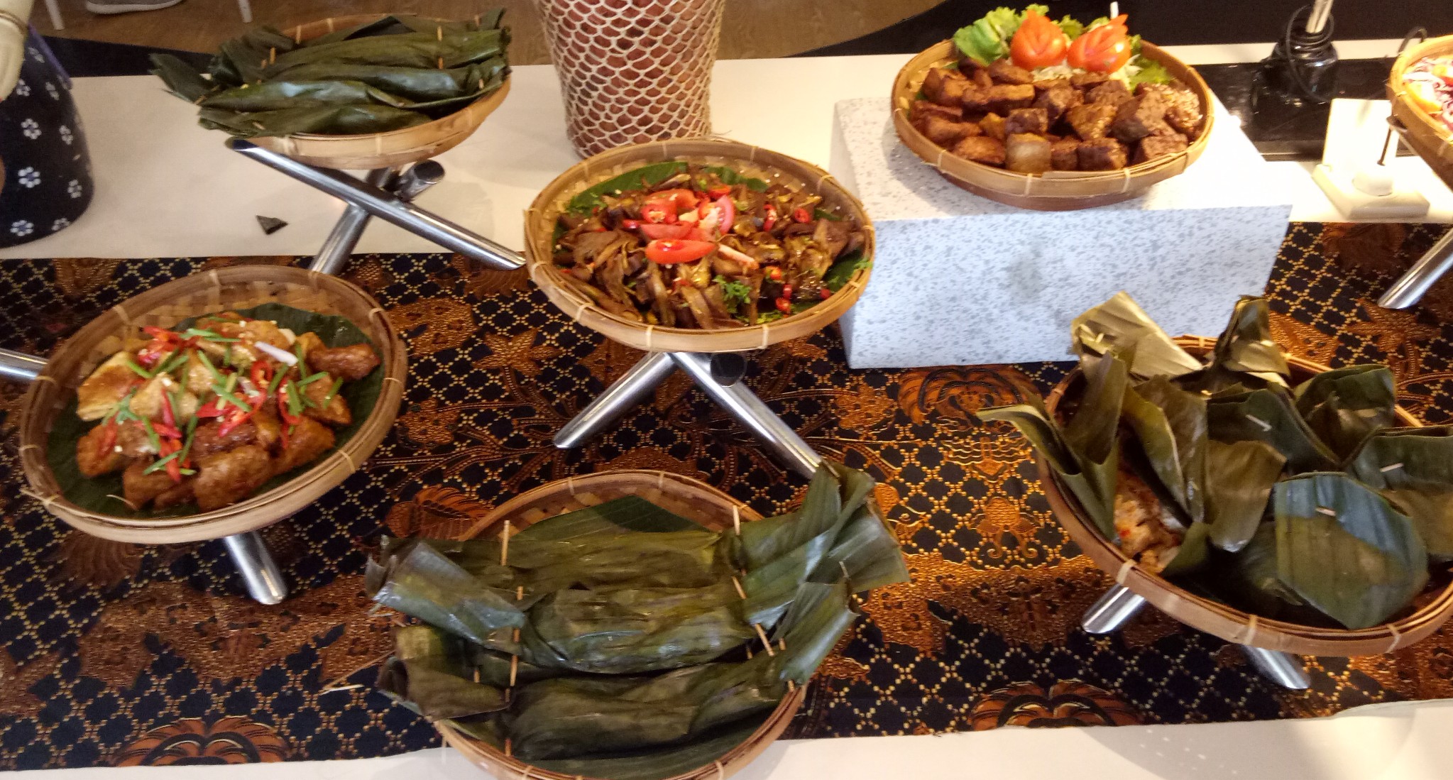 Menu-menu Tradisional Indonesia yang dihadirkan Hotel Ibis Surabaya City Center. (Foto:Pita/ngopibareng.id)