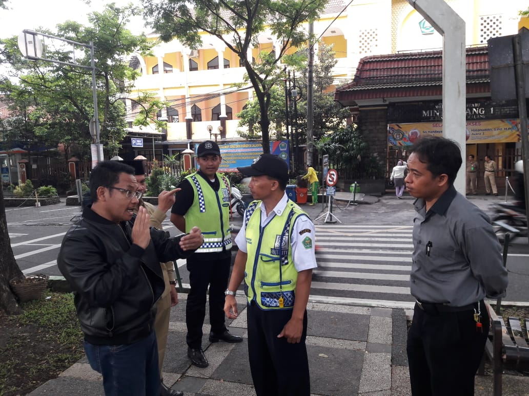 Sutiaji memantau rekayasa lalu lintas di Jalan Bandung, Malang. (Foto: Humas Pemkot Malang)