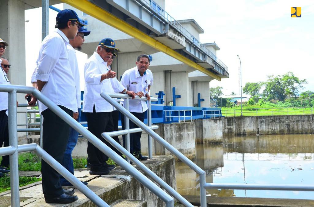 Menteri PUPR Basuki Hadimuljono meninjau Bendung Copong, Garu. (Foto: Birkom Kemen PUPR)